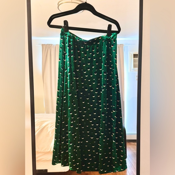 Gorgeous green patterned velvet skirt. Great condition; worn twice. - Picture 2 of 4